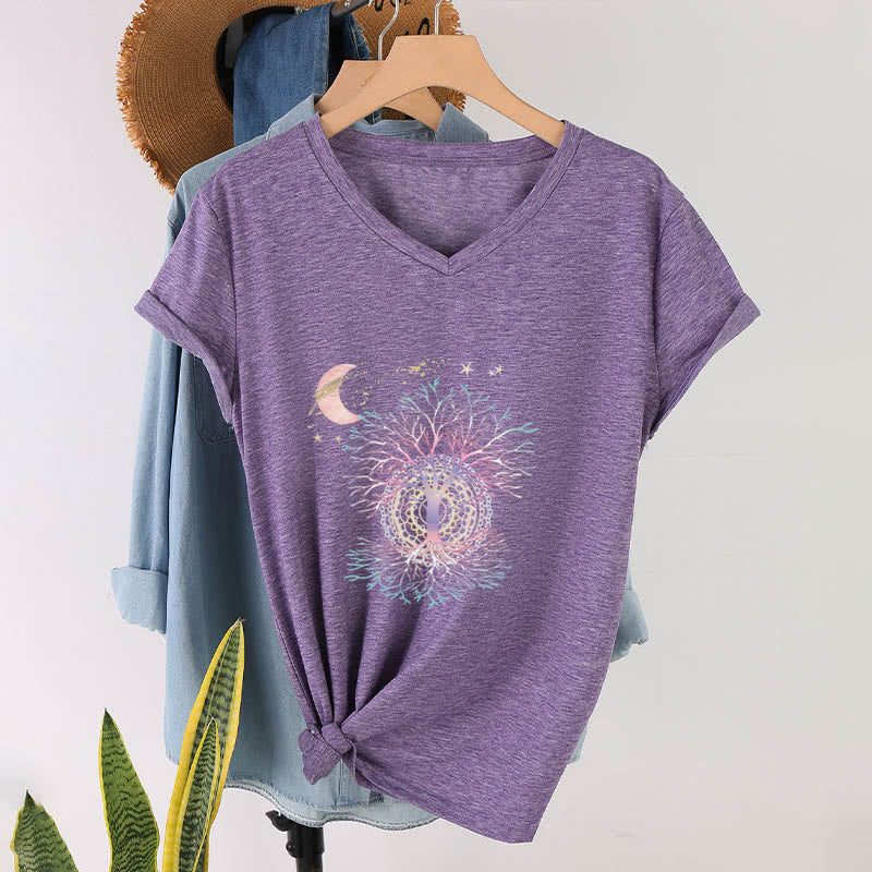 T-shirt da donna con scollo a V Olivenorma Boho con stampa luna crescente, stella, galassia e albero della vita. - image 37