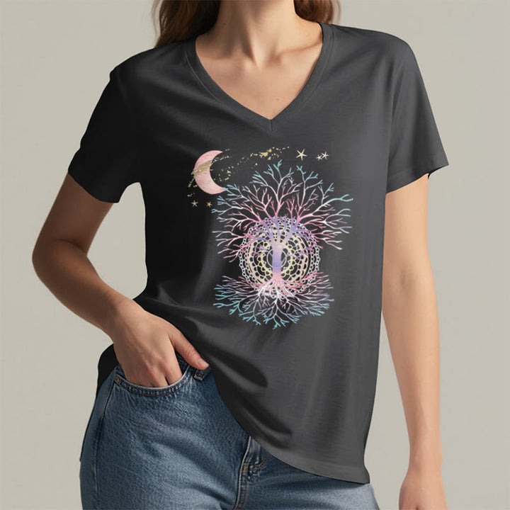 T-shirt da donna con scollo a V Olivenorma Boho con stampa luna crescente, stella, galassia e albero della vita. - image 2