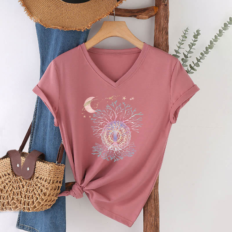 T-shirt da donna con scollo a V Olivenorma Boho con stampa luna crescente, stella, galassia e albero della vita. - image 10
