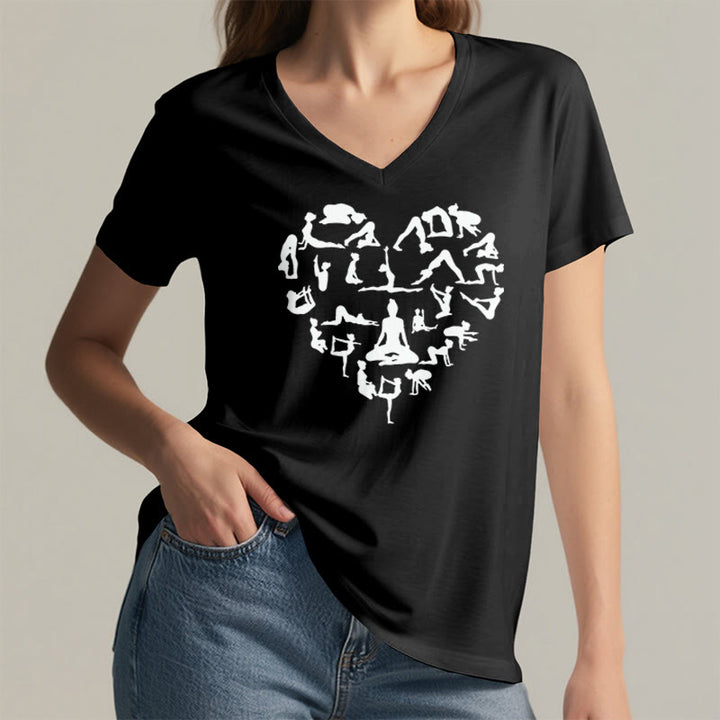 T-shirt da donna con scollo a V e grafica a forma di cuore Olivenorma con silhouette di tutte le posizioni yoga. - image 14