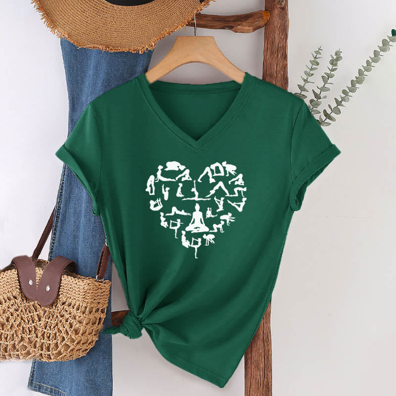 T-shirt da donna con scollo a V e grafica a forma di cuore Olivenorma con silhouette di tutte le posizioni yoga. - image 25