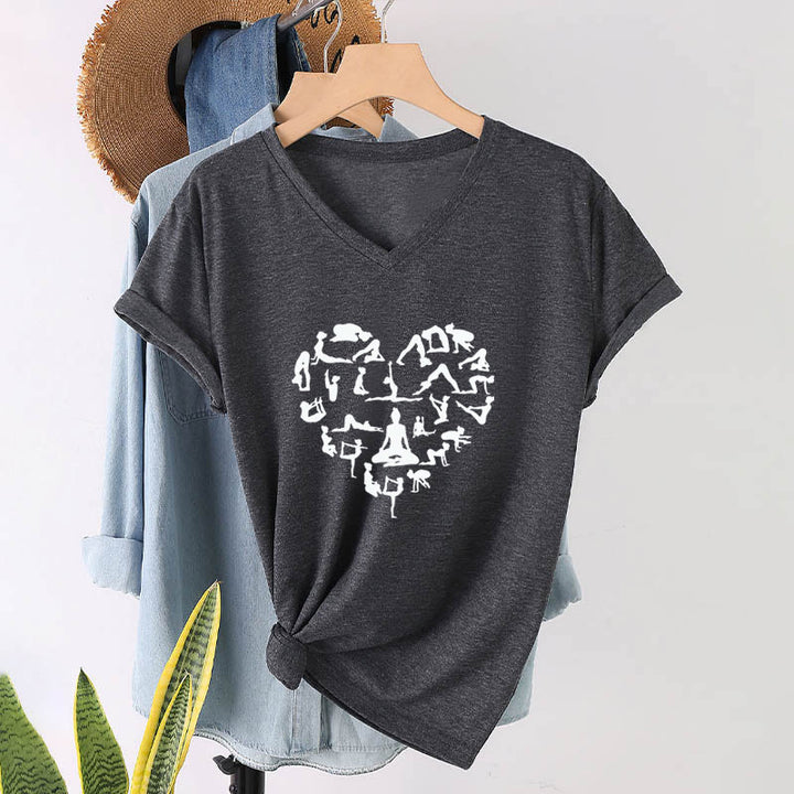 T-shirt da donna con scollo a V e grafica a forma di cuore Olivenorma con silhouette di tutte le posizioni yoga. - image 16