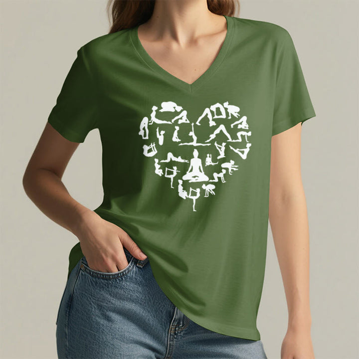 T-shirt da donna con scollo a V e grafica a forma di cuore Olivenorma con silhouette di tutte le posizioni yoga. - image 5