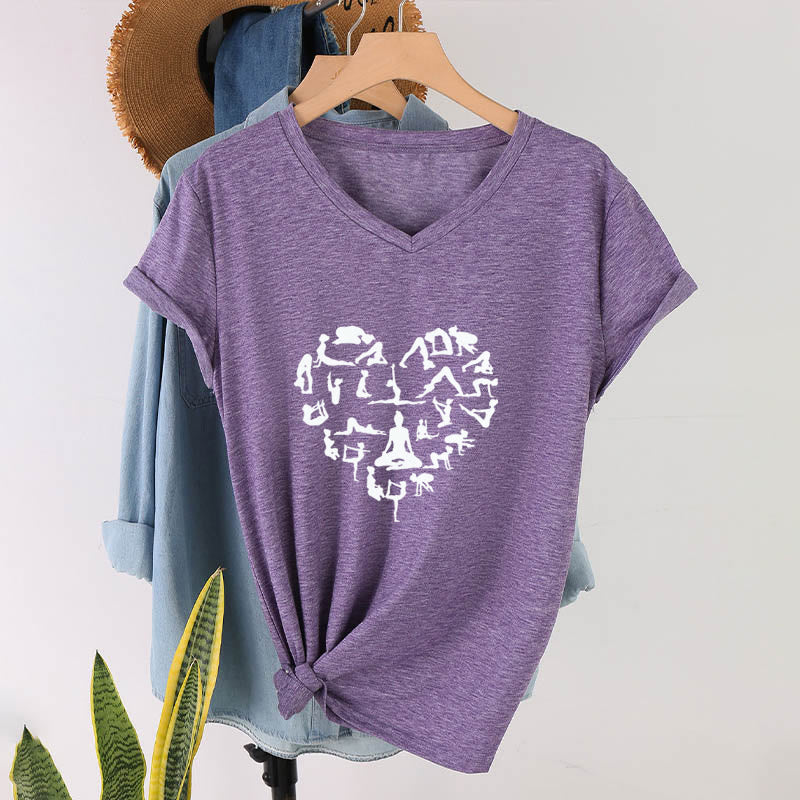 T-shirt da donna con scollo a V e grafica a forma di cuore Olivenorma con silhouette di tutte le posizioni yoga. - image 37