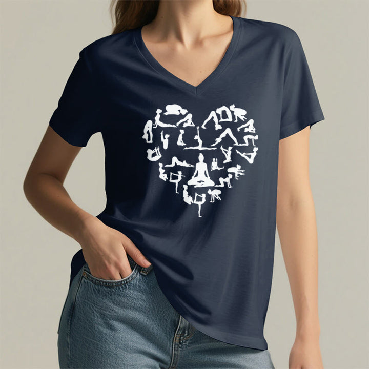 T-shirt da donna con scollo a V e grafica a forma di cuore Olivenorma con silhouette di tutte le posizioni yoga. - image 23