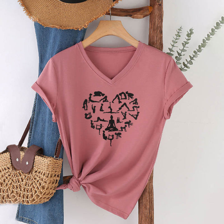 T-shirt da donna con scollo a V e grafica a forma di cuore Olivenorma con silhouette di tutte le posizioni yoga. - image 1