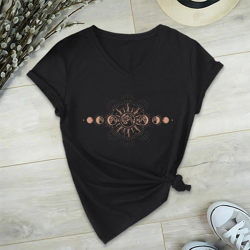 T-shirt da donna con scollo a V e stampa grafica "Boho Sole Luna Fasi Celesti" Olivenorma. - Nero - 2XL - image 0
