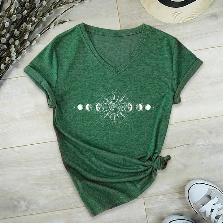 T-shirt da donna con scollo a V e stampa grafica "Boho Sole Luna Fasi Celesti" Olivenorma. - Verde scuro - 2XL - image 24