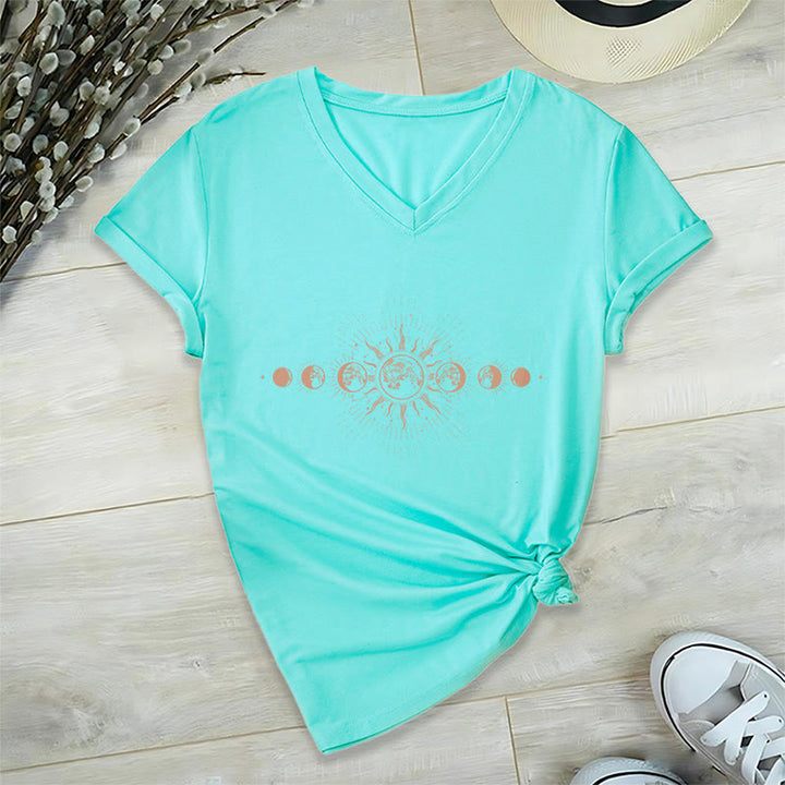 T-shirt da donna con scollo a V e stampa grafica "Boho Sole Luna Fasi Celesti" Olivenorma. - Lago Blu - 2XL - image 12