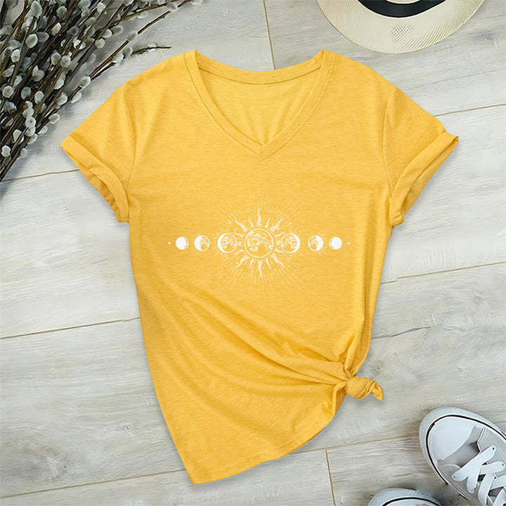 T-shirt da donna con scollo a V e stampa grafica "Boho Sole Luna Fasi Celesti" Olivenorma. - Giallo - 2XL - image 30