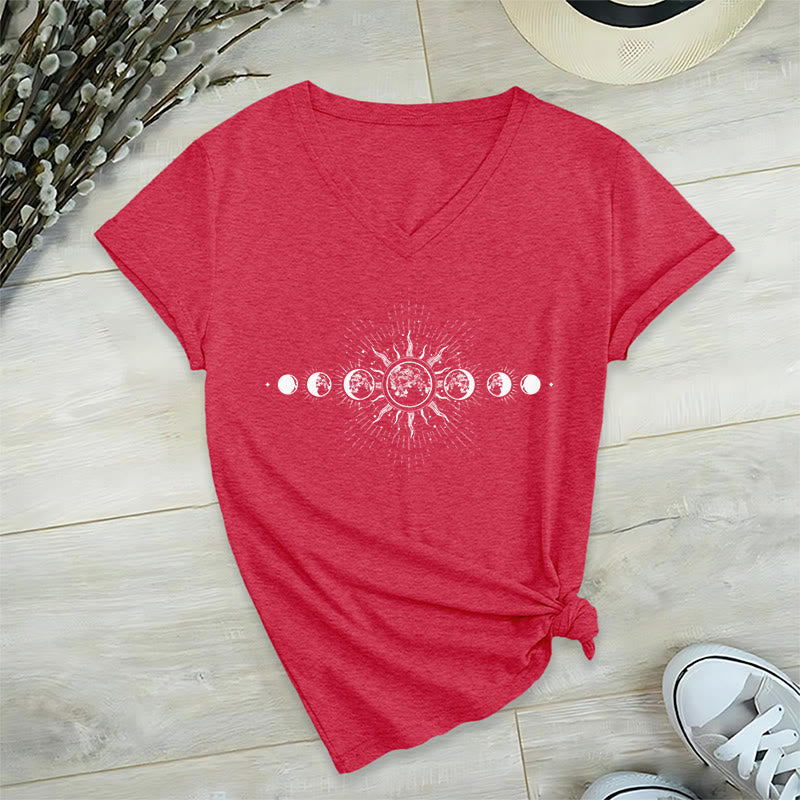 T-shirt da donna con scollo a V e stampa grafica "Boho Sole Luna Fasi Celesti" Olivenorma. - Rosso - 2XL - image 27