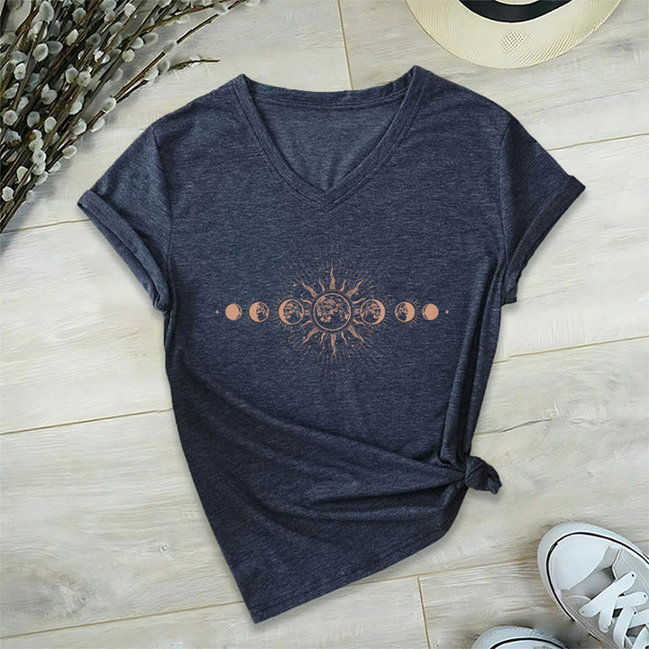 T-shirt da donna con scollo a V e stampa grafica "Boho Sole Luna Fasi Celesti" Olivenorma. - Blu navy - 2XL - image 21