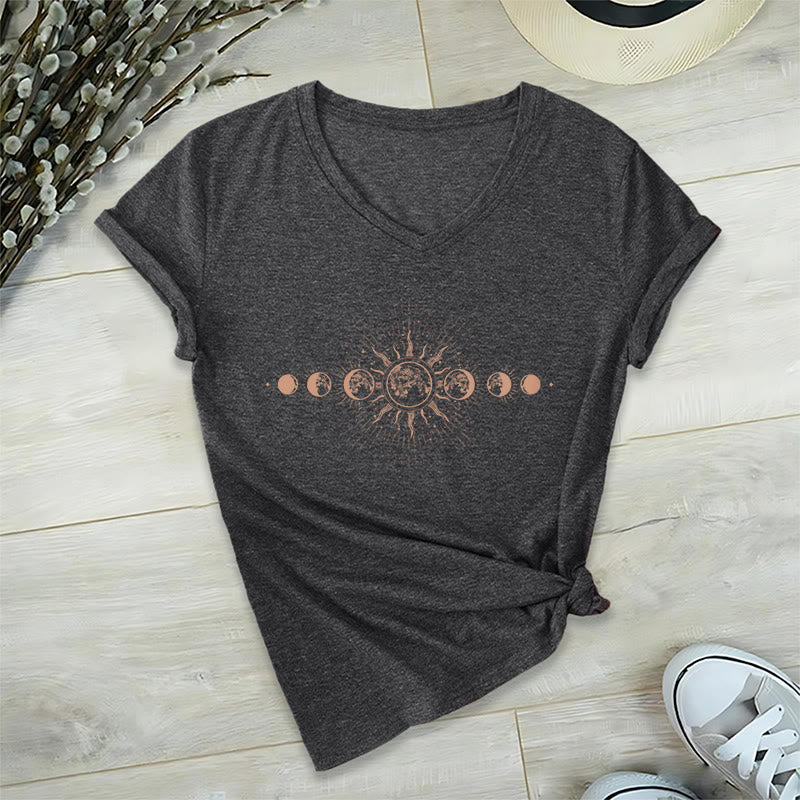 T-shirt da donna con scollo a V e stampa grafica "Boho Sole Luna Fasi Celesti" Olivenorma. - Grigio - 2XL - image 15