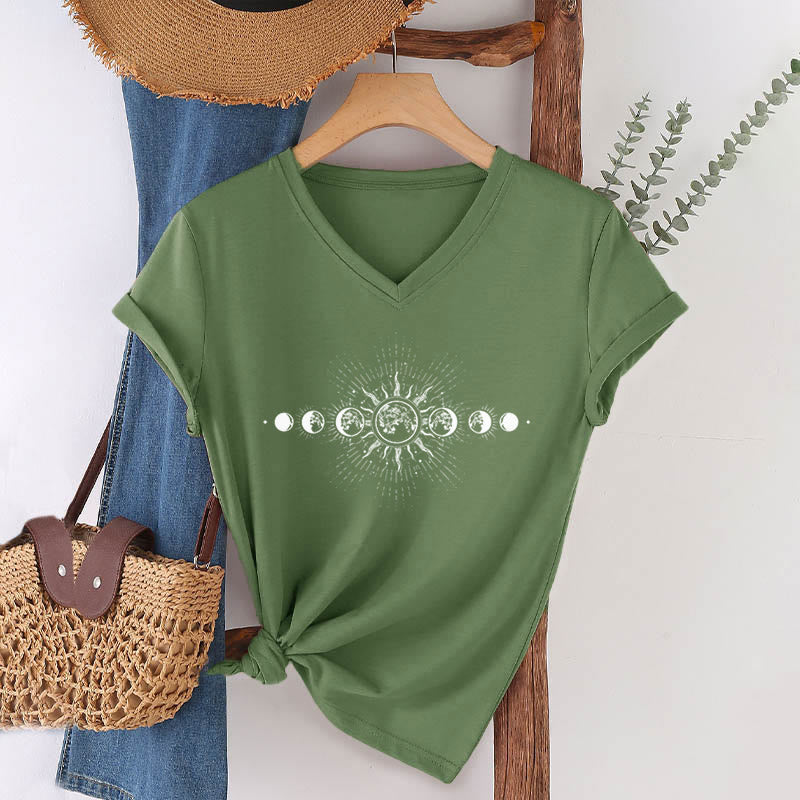T-shirt da donna con scollo a V e stampa grafica "Boho Sole Luna Fasi Celesti" Olivenorma. - image 4