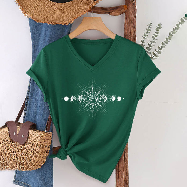 T-shirt da donna con scollo a V e stampa grafica "Boho Sole Luna Fasi Celesti" Olivenorma. - image 25