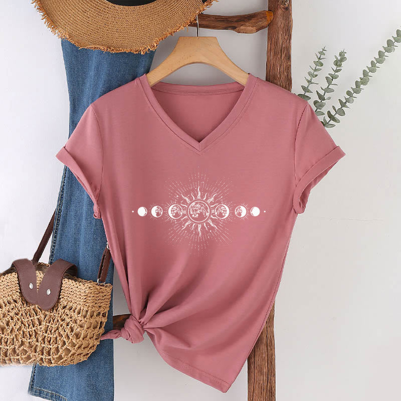 T-shirt da donna con scollo a V e stampa grafica "Boho Sole Luna Fasi Celesti" Olivenorma. - image 10