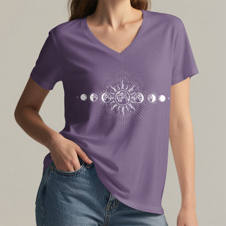 T-shirt da donna con scollo a V e stampa grafica "Boho Sole Luna Fasi Celesti" Olivenorma. - image 38