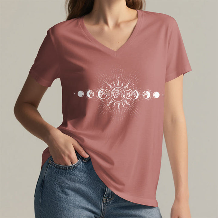 T-shirt da donna con scollo a V e stampa grafica "Boho Sole Luna Fasi Celesti" Olivenorma. - image 11