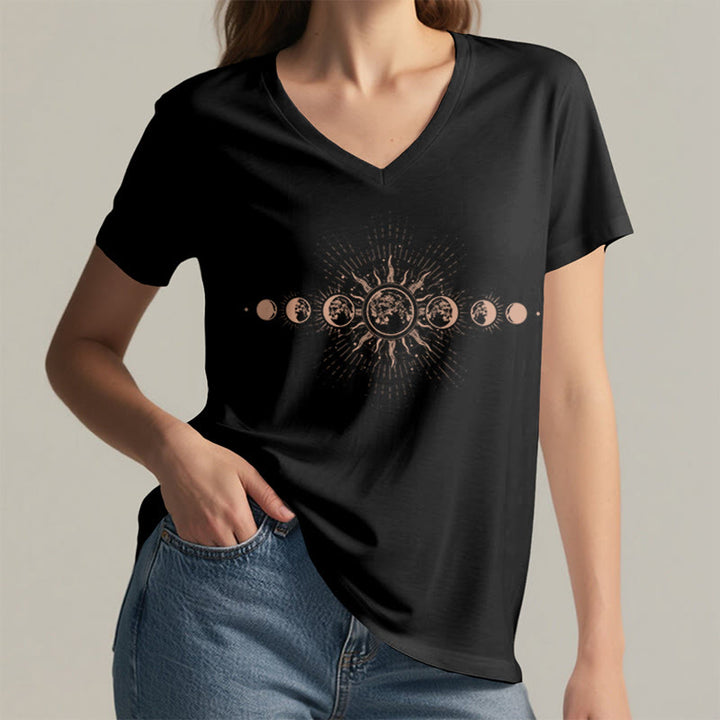 T-shirt da donna con scollo a V e stampa grafica "Boho Sole Luna Fasi Celesti" Olivenorma. - image 2