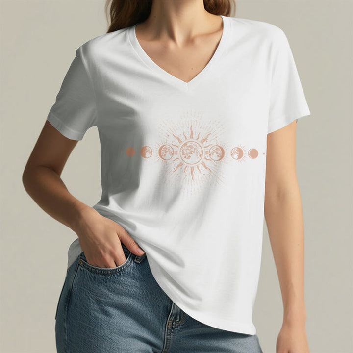 T-shirt da donna con scollo a V e stampa grafica "Boho Sole Luna Fasi Celesti" Olivenorma. - image 20