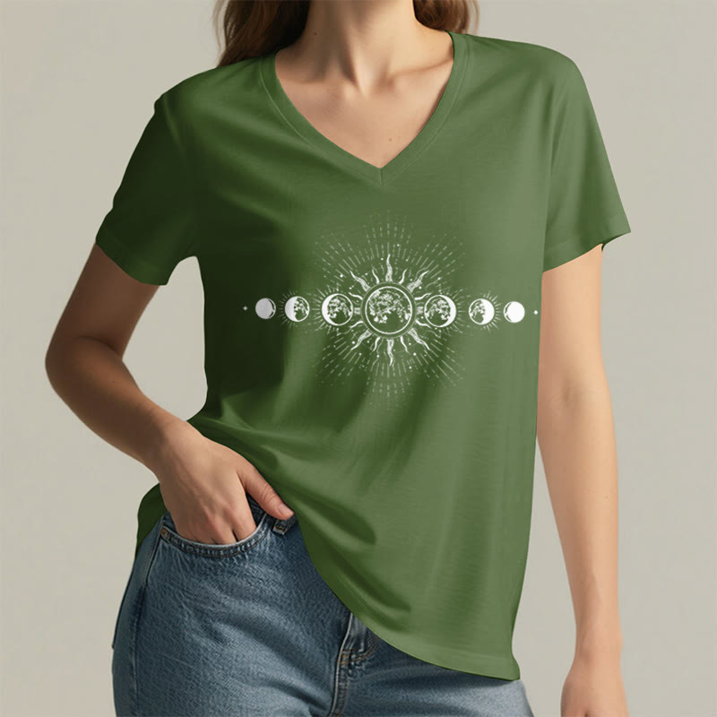 T-shirt da donna con scollo a V e stampa grafica "Boho Sole Luna Fasi Celesti" Olivenorma. - image 5