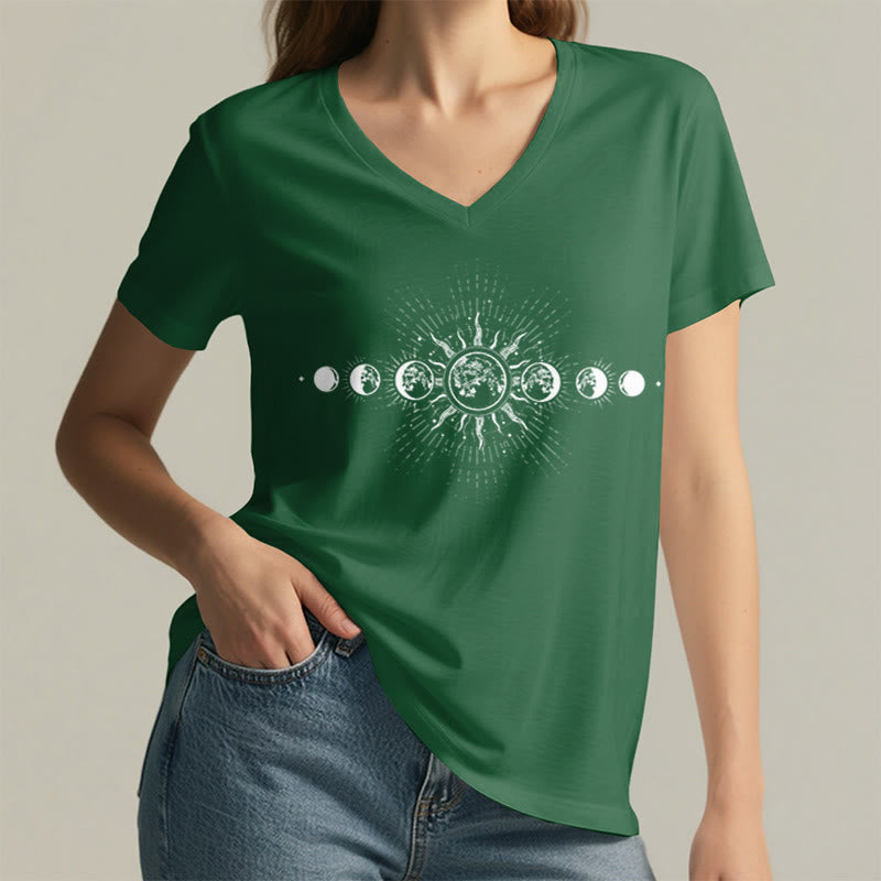T-shirt da donna con scollo a V e stampa grafica "Boho Sole Luna Fasi Celesti" Olivenorma. - image 26