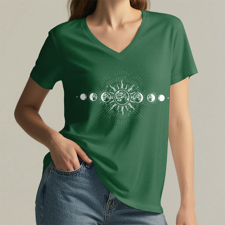 T-shirt da donna con scollo a V e stampa grafica "Boho Sole Luna Fasi Celesti" Olivenorma. - image 26
