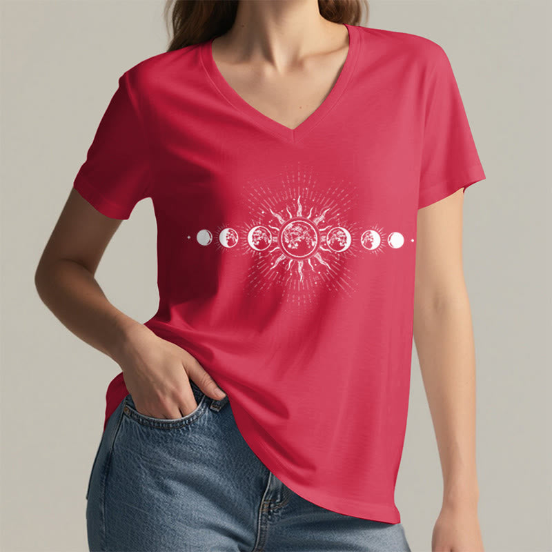 T-shirt da donna con scollo a V e stampa grafica "Boho Sole Luna Fasi Celesti" Olivenorma. - image 29