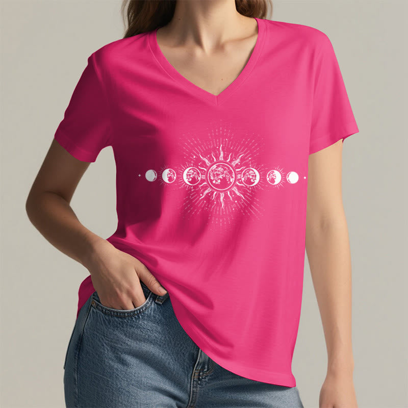 T-shirt da donna con scollo a V e stampa grafica "Boho Sole Luna Fasi Celesti" Olivenorma. - image 35