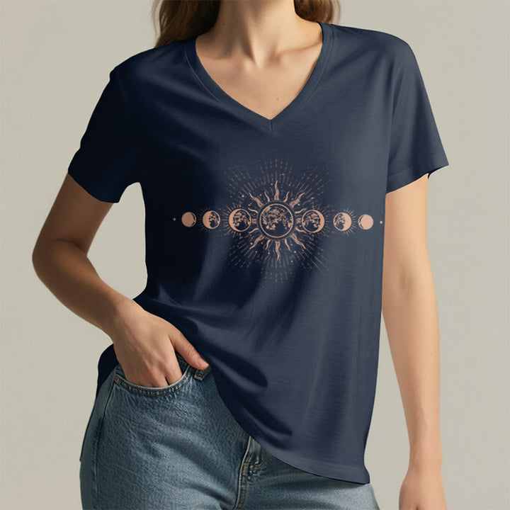 T-shirt da donna con scollo a V e stampa grafica "Boho Sole Luna Fasi Celesti" Olivenorma. - image 23