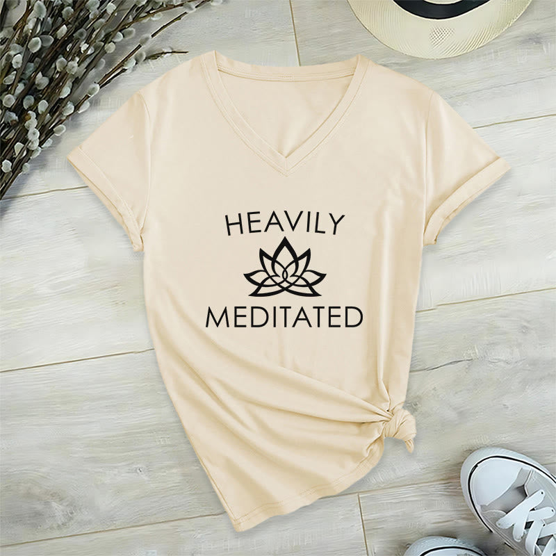 T-shirt da donna con scollo a V e stampa minimalista "Heavily Meditated Lotus Flower" Olivenorma. - Cachi - 2XL - image 6