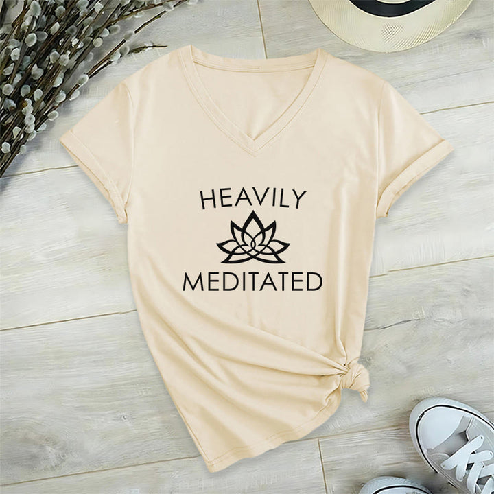 T-shirt da donna con scollo a V e stampa minimalista "Heavily Meditated Lotus Flower" Olivenorma. - Cachi - 2XL - image 6