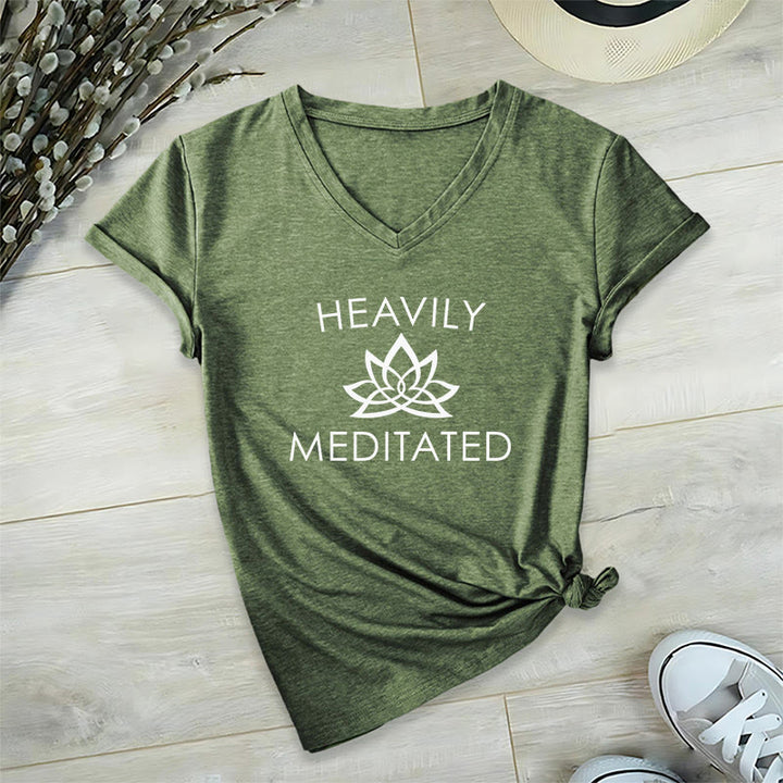 T-shirt da donna con scollo a V e stampa minimalista "Heavily Meditated Lotus Flower" Olivenorma. - Verde oliva - 2XL - image 3