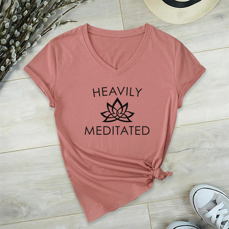 T-shirt da donna con scollo a V e stampa minimalista "Heavily Meditated Lotus Flower" Olivenorma. - Rosa - 2XL - image 9