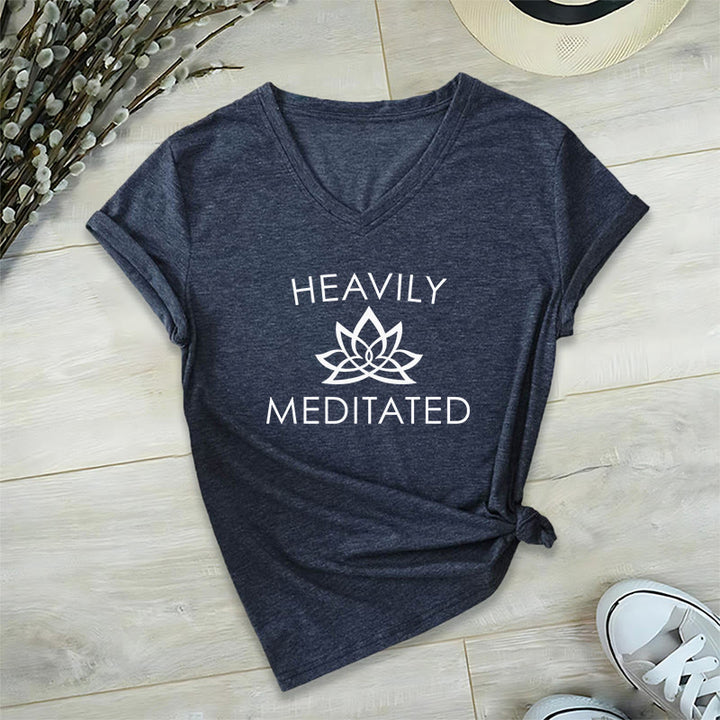 T-shirt da donna con scollo a V e stampa minimalista "Heavily Meditated Lotus Flower" Olivenorma. - Blu navy - 2XL - image 21