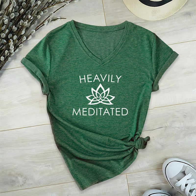 T-shirt da donna con scollo a V e stampa minimalista "Heavily Meditated Lotus Flower" Olivenorma. - Verde scuro - 2XL - image 24