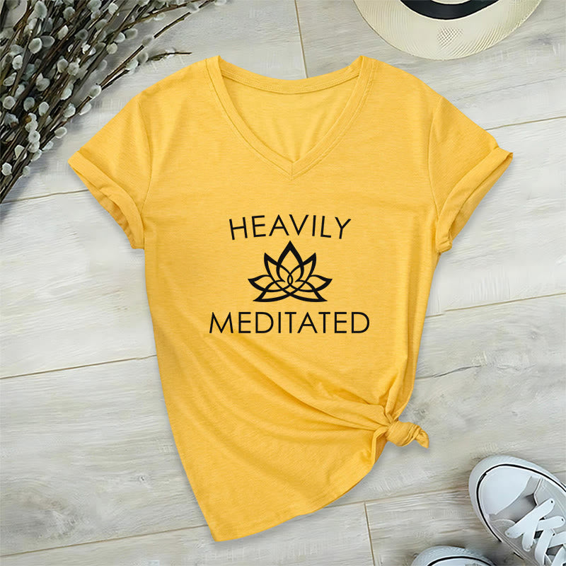 T-shirt da donna con scollo a V e stampa minimalista "Heavily Meditated Lotus Flower" Olivenorma. - Giallo - 2XL - image 30