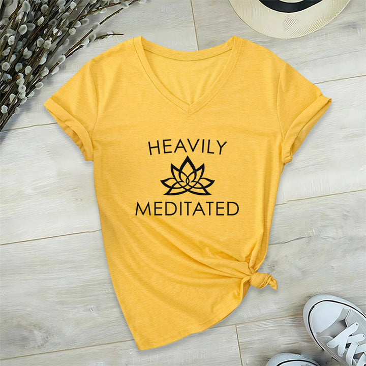 T-shirt da donna con scollo a V e stampa minimalista "Heavily Meditated Lotus Flower" Olivenorma. - Giallo - 2XL - image 30