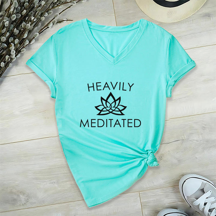 T-shirt da donna con scollo a V e stampa minimalista "Heavily Meditated Lotus Flower" Olivenorma. - Lago Blu - 2XL - image 12