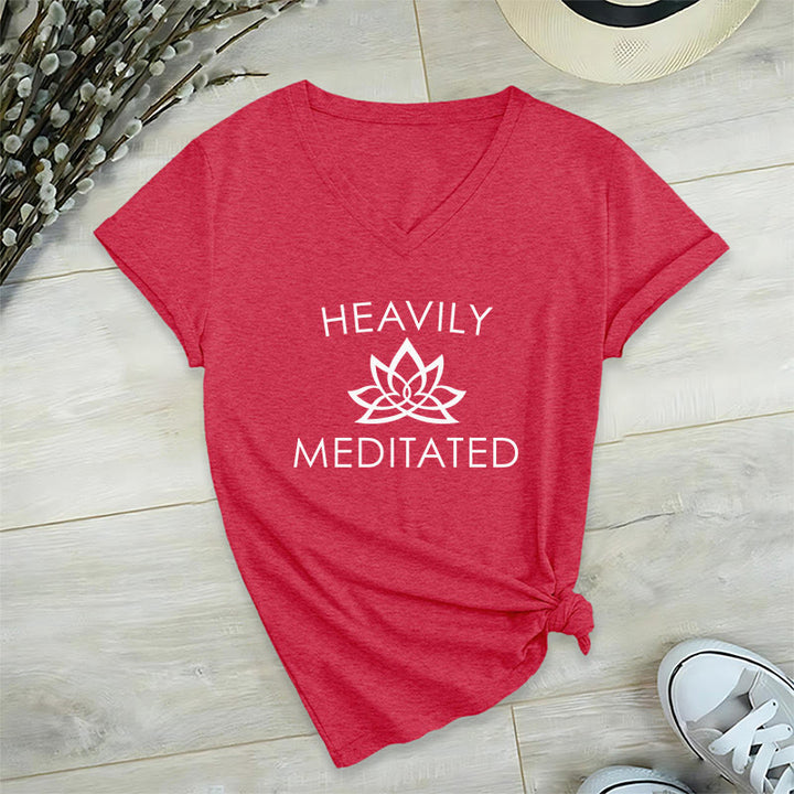 T-shirt da donna con scollo a V e stampa minimalista "Heavily Meditated Lotus Flower" Olivenorma. - Rosso - 2XL - image 27