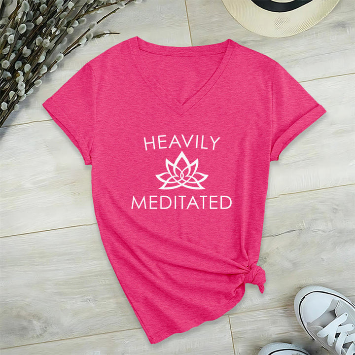 T-shirt da donna con scollo a V e stampa minimalista "Heavily Meditated Lotus Flower" Olivenorma. - Rosso rosa - 2XL - image 33