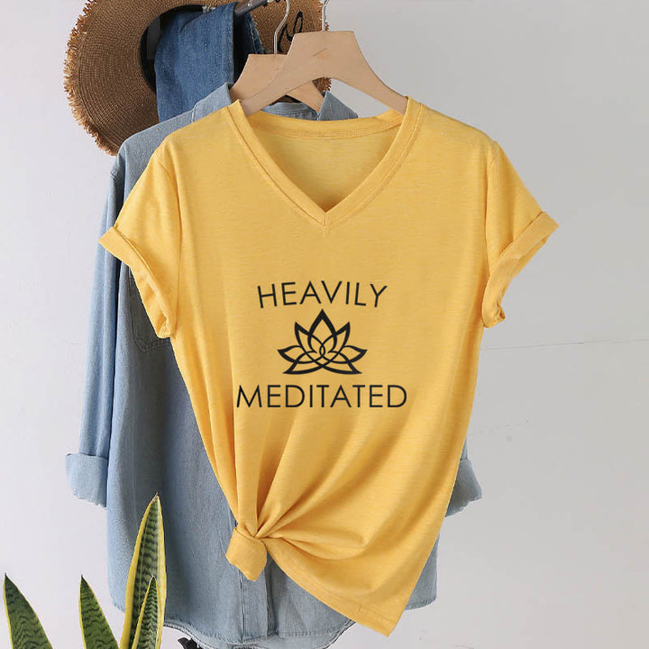 T-shirt da donna con scollo a V e stampa minimalista "Heavily Meditated Lotus Flower" Olivenorma. - image 31