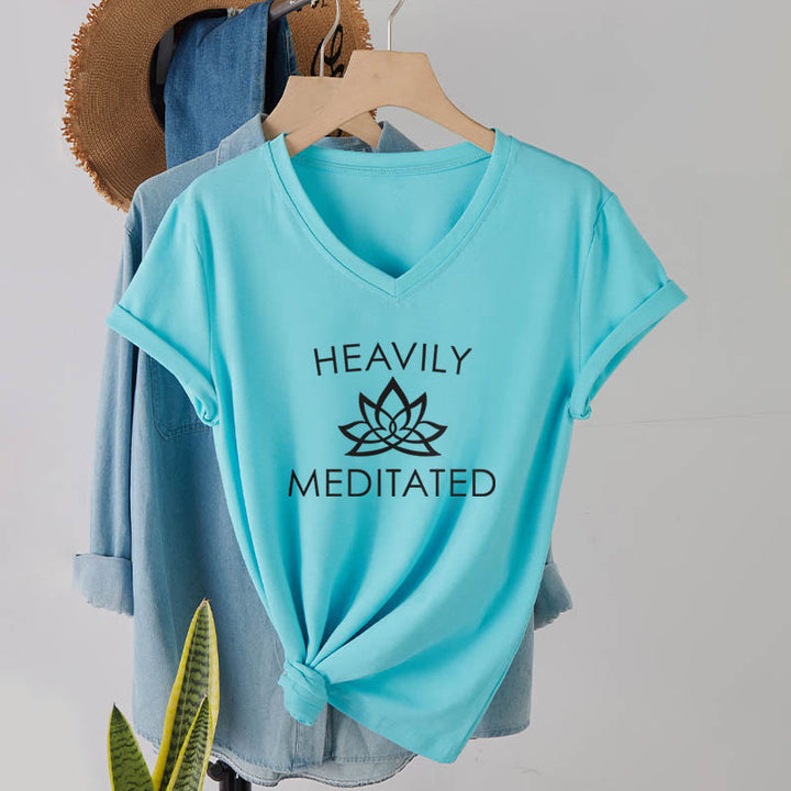 T-shirt da donna con scollo a V e stampa minimalista "Heavily Meditated Lotus Flower" Olivenorma. - image 13