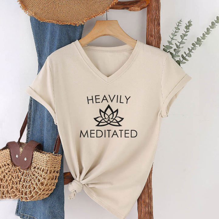 T-shirt da donna con scollo a V e stampa minimalista "Heavily Meditated Lotus Flower" Olivenorma. - image 7