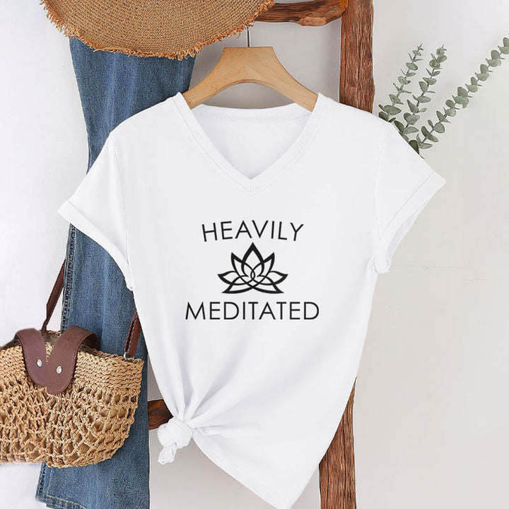 T-shirt da donna con scollo a V e stampa minimalista "Heavily Meditated Lotus Flower" Olivenorma. - image 1