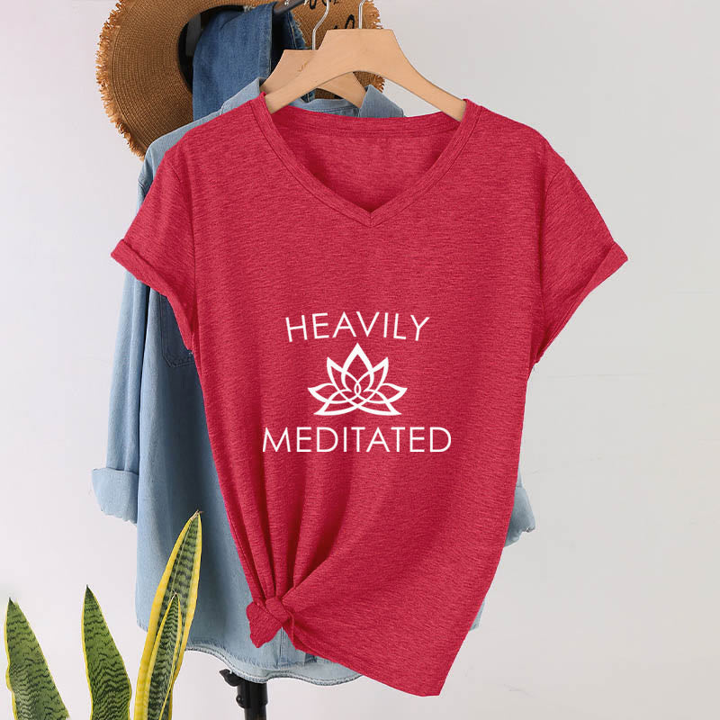 T-shirt da donna con scollo a V e stampa minimalista "Heavily Meditated Lotus Flower" Olivenorma. - image 28
