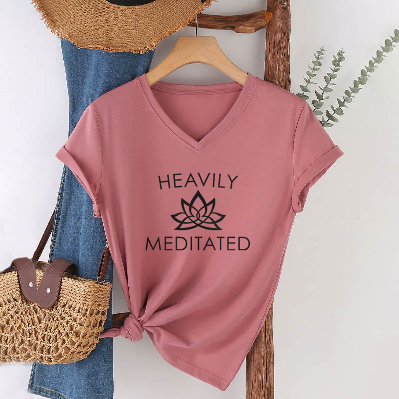 T-shirt da donna con scollo a V e stampa minimalista "Heavily Meditated Lotus Flower" Olivenorma. - image 10