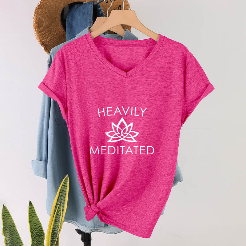 T-shirt da donna con scollo a V e stampa minimalista "Heavily Meditated Lotus Flower" Olivenorma. - image 34