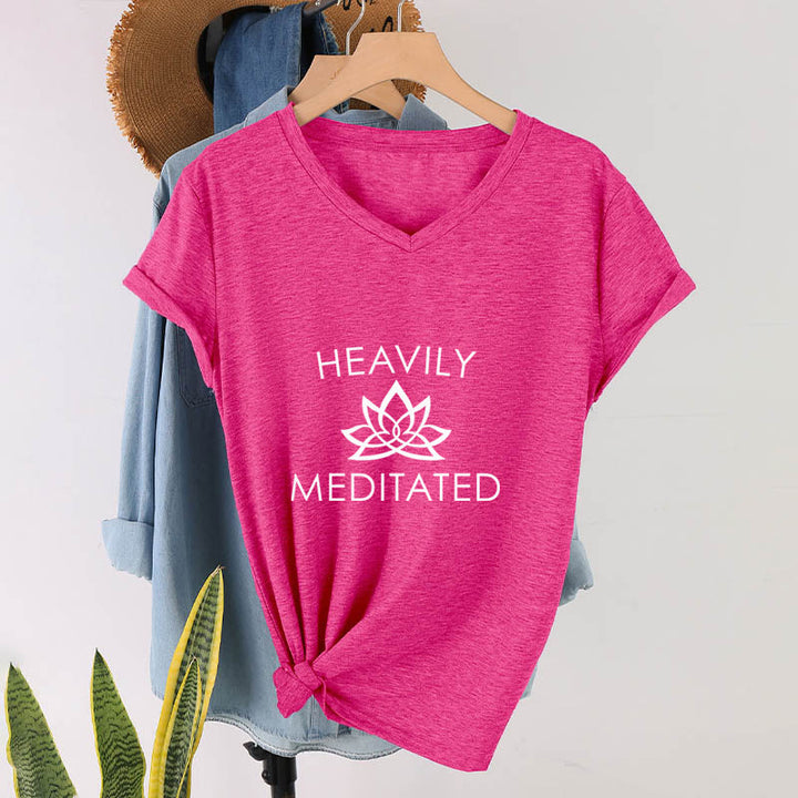 T-shirt da donna con scollo a V e stampa minimalista "Heavily Meditated Lotus Flower" Olivenorma. - image 34