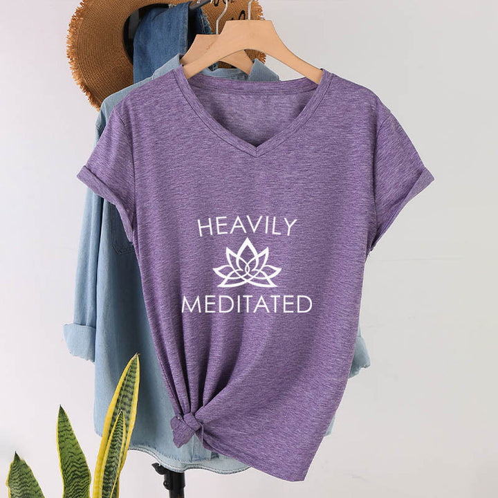 T-shirt da donna con scollo a V e stampa minimalista "Heavily Meditated Lotus Flower" Olivenorma. - image 37